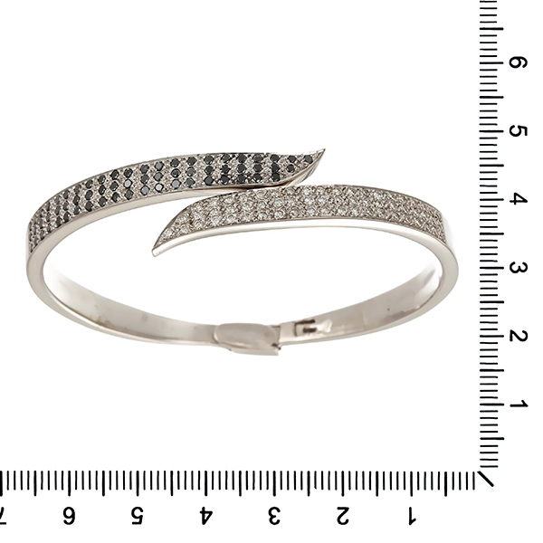 Armreif, 18K, Weißgold, Brillanten 0,90 ct, Diamanten 0,95 ct schwarz