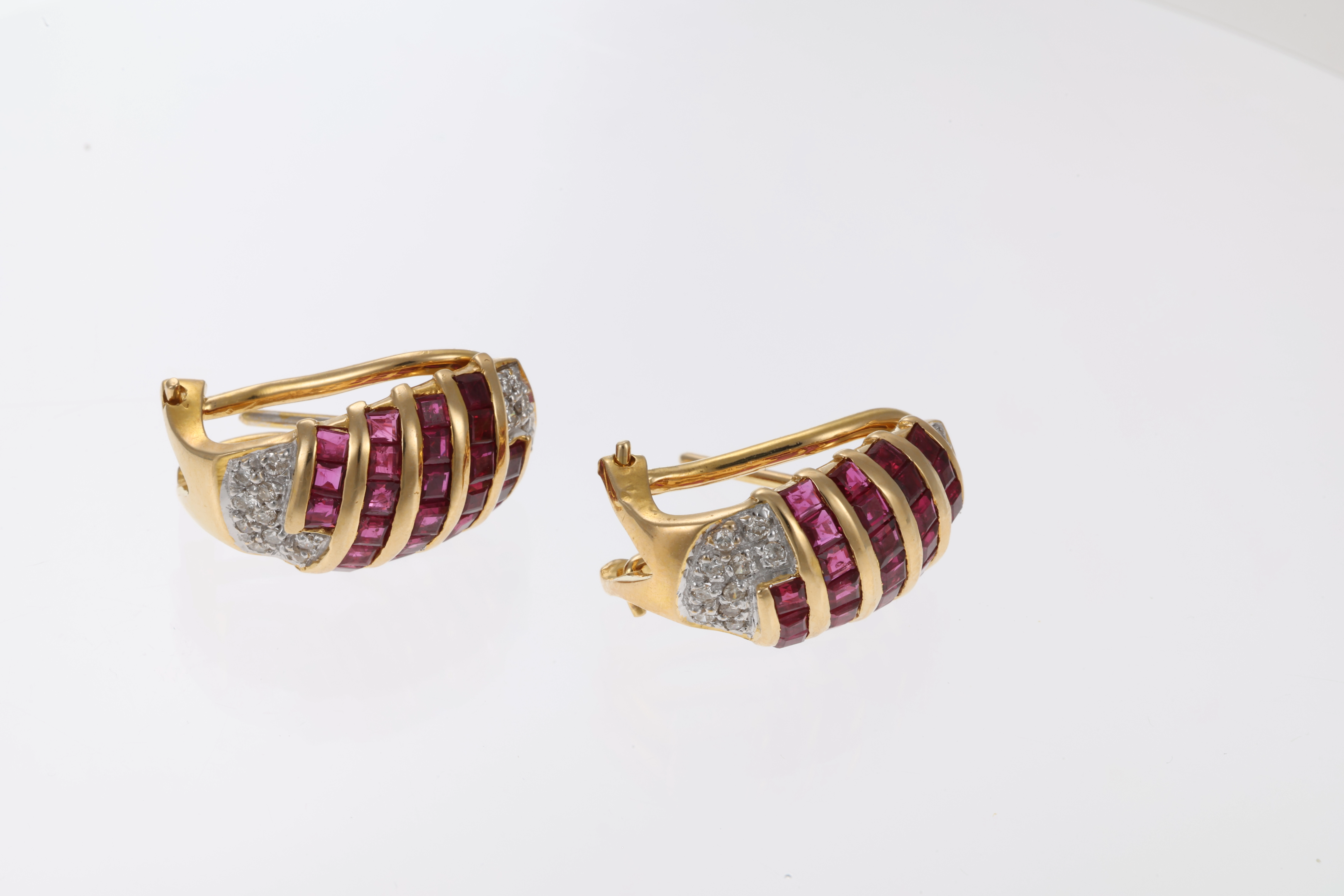 Clip-Stecker, 18K, Gelbgold, Rubine, Brillanten